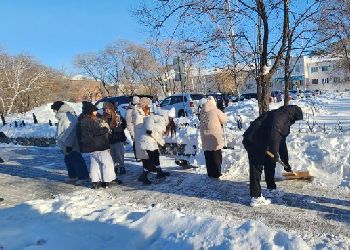 Студенты очистили от снега территории благовещенских поликлиник