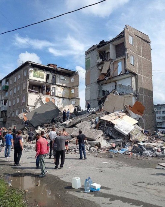 В Нижнем Тагиле рухнула часть жилой пятиэтажки. Очевидцы утверждают, что взорвался газ