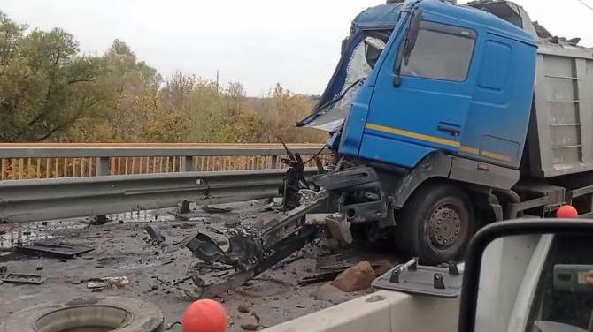 Появилось жуткое видео с места аварии на трассе М5 в Пензе