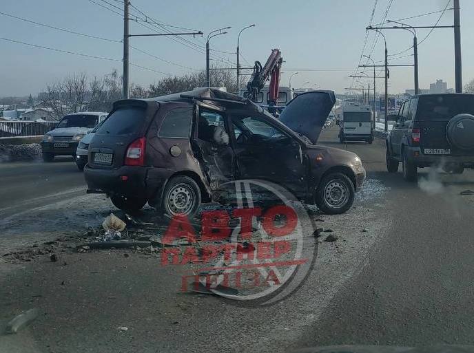 На Сурском мосту в Пензе разбились две легковушки. ВИДЕО