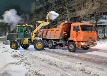 В Благовещенске от снежного наката чистят дороги и остановки