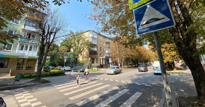 В Калининграде на опасном перекрёстке в центре города, где сбили ребёнка, сделали приподнятый переход (фото)