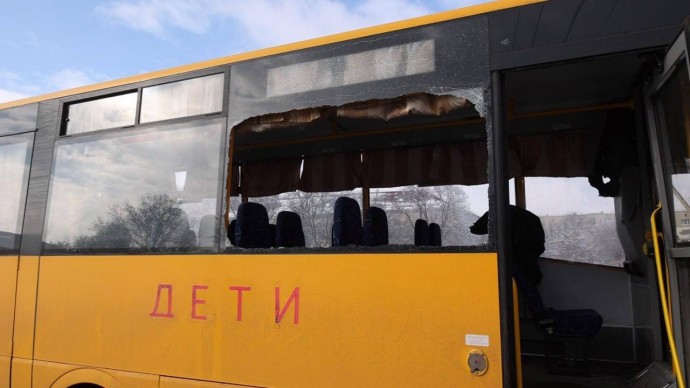 Водителя атакованного дроном школьного автобуса в Запорожской области доставили в Симферополь