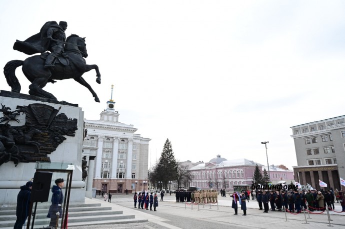 Радий Хабиров возложил цветы к памятнику генерала Шаймуратова в Уфе