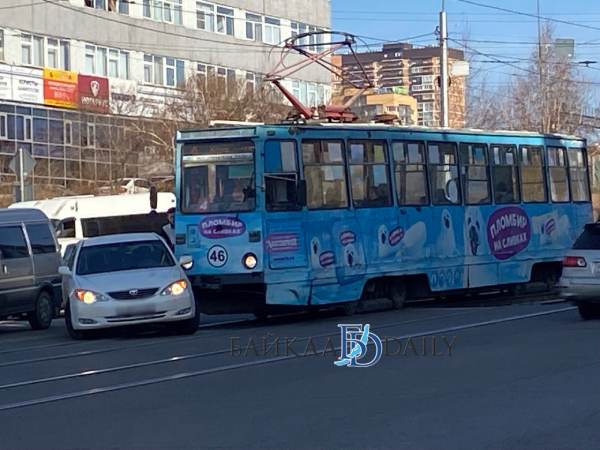 В центре Улан-Удэ столкнулись Toyota Camry и трамвай