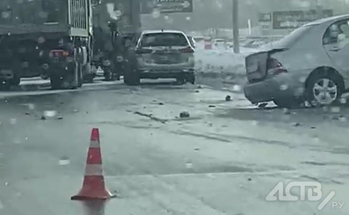 Последствия ДТП с участием самосвала сняли на видео в Южно-Сахалинске