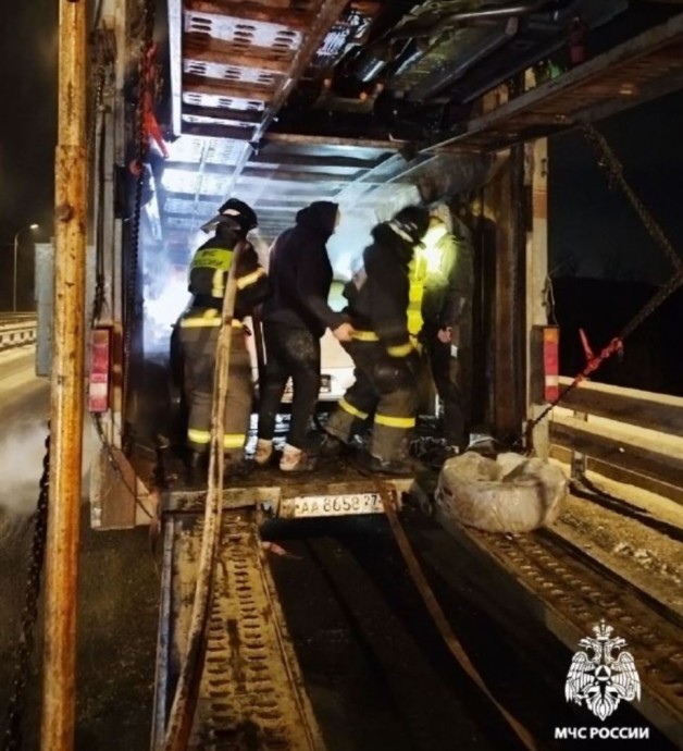 Пострадали две машины: ночью во Владивостоке полыхал автовоз