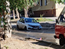 Коммунальные гейзеры на Рахова. В одной из ям застряла машина