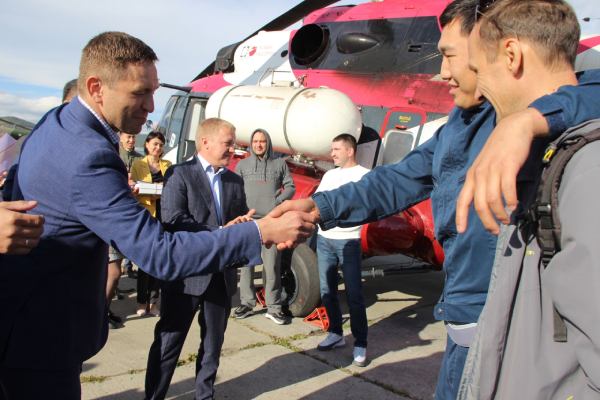 В Бурятии наградили экипаж вертолёта, совершившего жёсткую посадку в лесу