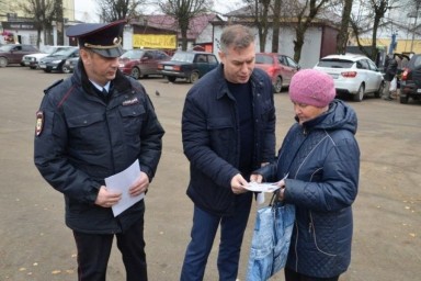 Общественники и полицейские предупредили о действиях мошенников жителей поселка Кардымово Смоленской области