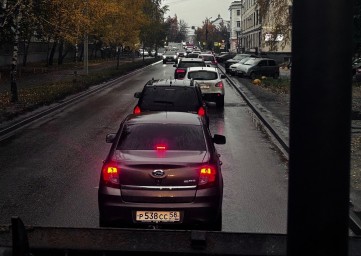 В Пензе сразу две улицы замерли в пробке из-за земляных работ