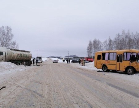 Шесть пассажиров школьного автобуса госпитализировано в Башкирии