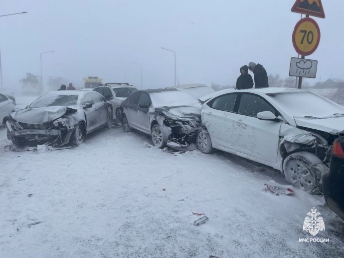 В Башкирии столкнулись 14 автомобилей, пострадало три человека