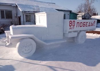 Амурчанин создал из снега советский ЗИС