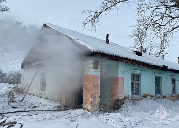 В Приамурье пожарные спасли мужчину из задымленного подъезда