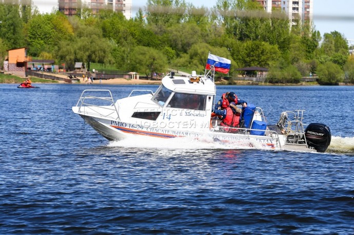 Тонувшую женщину спасли на озере Белое на востоке Москвы