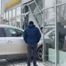 Иномарка въехала в пункт выдачи заказов маркетплейса в российском городе