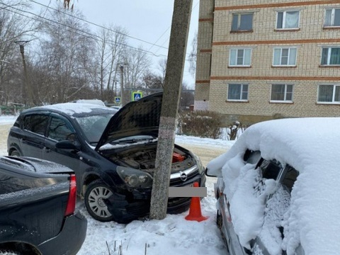 В Рузаевке водитель "Опель Астра" врезалась в стоящий «Вольво S40» и ж/б опору