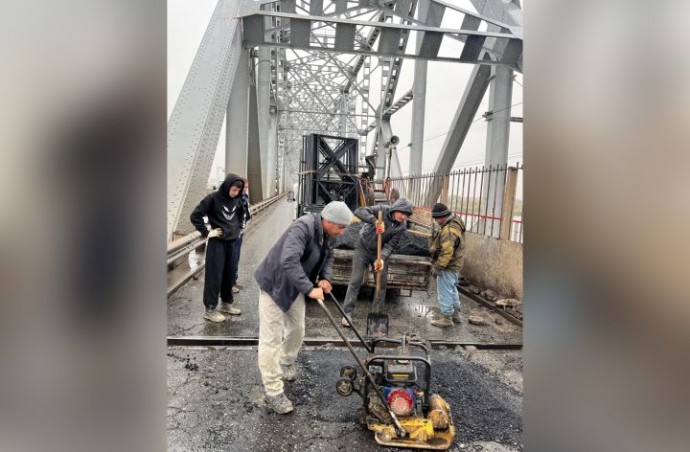 В Астрахани на Старом мосту провели ямочный ремонт