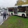 В Иркутской области автобус, уходя от столкновения с авто, врезался в световую опору