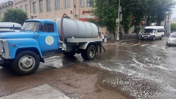 В Улан-Удэ коммунальщики откачивают воду с городских улиц