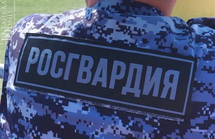 В Улан-Удэ абсолютно голый парень вцепился в прохожего на остановке