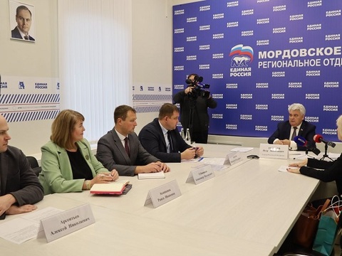 Сенатор Петр Тултаев провел прием граждан