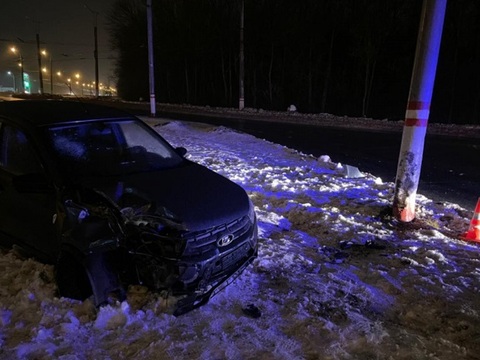 В Саранске водитель "Лады Гранты" врезался в световую опору, пострадал 26-летний пассажир