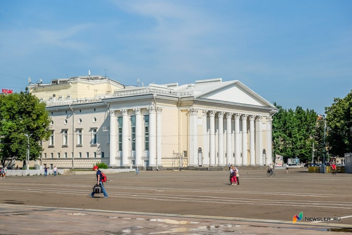 В районе Театральной площади перекрыли движение транспорта