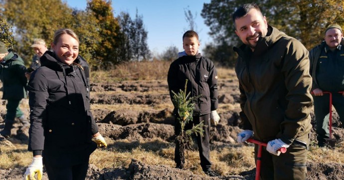 В Полесске волонтёры высадили 1200 саженцев ели