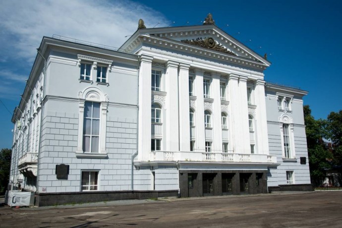 В Перми водитель каршеринга снес ограждение и вылетел на территорию Театрального сквера