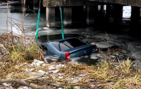 Курские водолазы помогли водителю выбраться из упавшей с моста машины