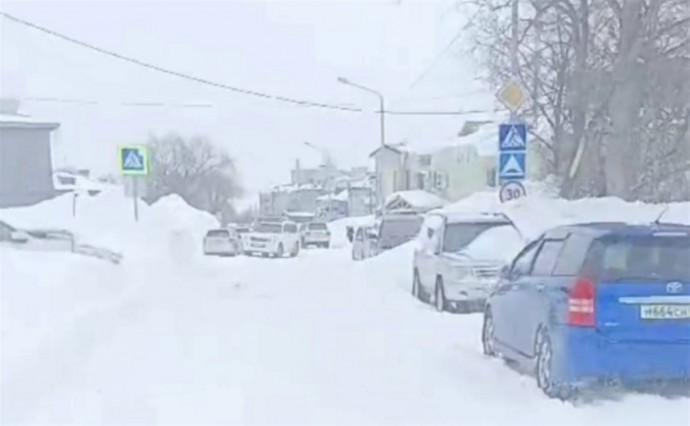 Автобус №62 в Южно-Сахалинске не может вернуться на свой маршрут из-за заставленных автомобилей