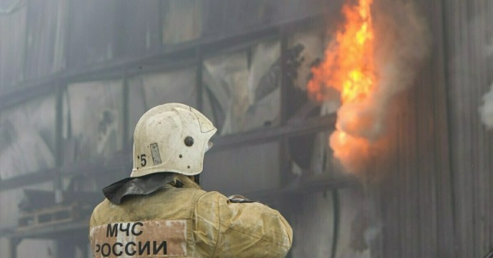 Дым поднялся мощным столбом: под Москвой загорелась многоуровневая парковка, на месте работают пожарные