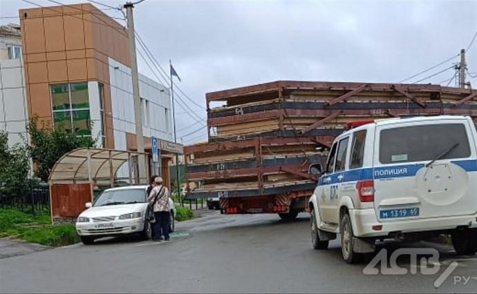 Длинномер разбил стекло седана в Холмске