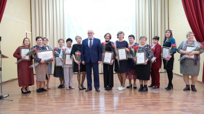 Преподаватели и сотрудники Камызякского сельхозколледжа принимают поздравления