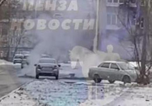 На улице Луначарского в Пензе из-под земли бьет фонтан с кипятком