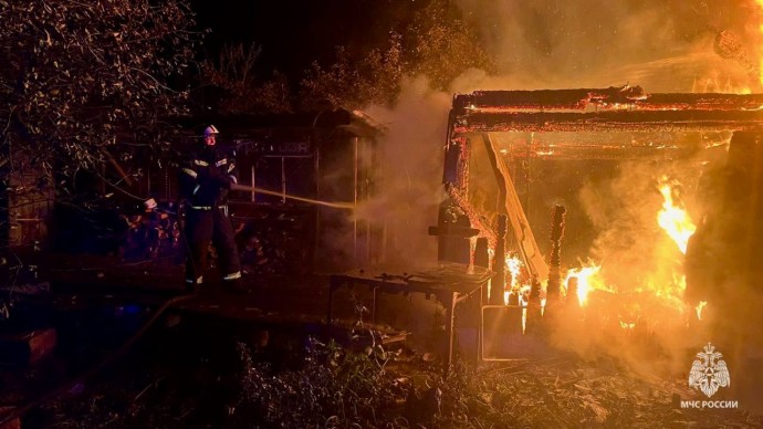 Накануне новгородские спасатели тушили дом, баню и ликвидировали последствия ДТП