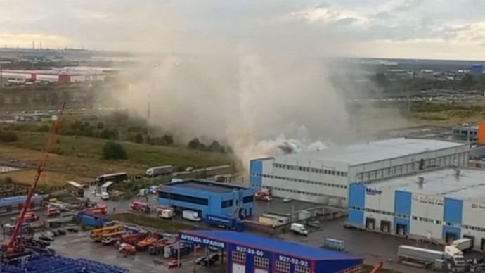 Сильный пожар вспыхнул на складе в Петербурге