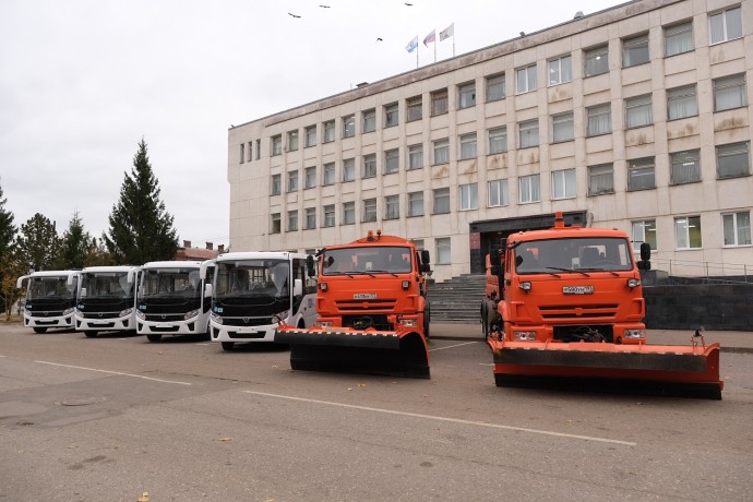 В Валдае появились новые автобусы и дорожные машины для уборки улиц