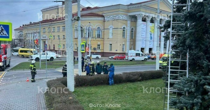 В Калининграде внедорожник врезался в микроавтобус, который вылетел на тротуар и сбил двоих пешеходов