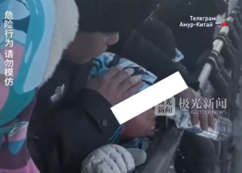 В Хэйхэ полиция спасла ребенка, который решил попробовать на вкус металлическое ограждение