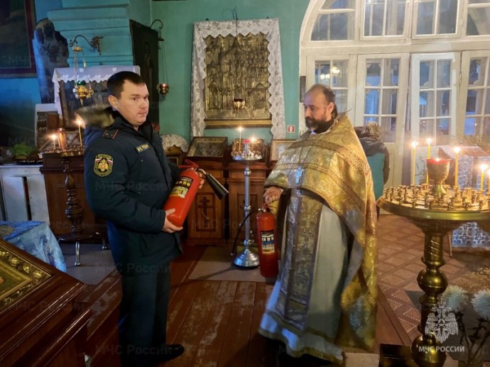 В преддверии Рождества сотрудники МЧС проинструктировали служителей храмов Одоевского района