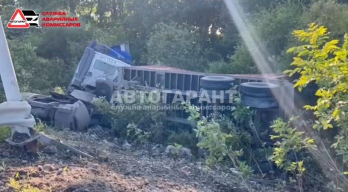 У фуры на трассе в Приморье взорвалось колесо