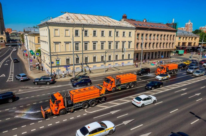 В Москве началась промывка дорог и тротуаров от грязи и мазута