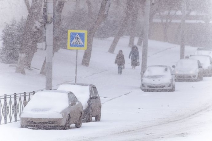 Снег, заносы и гололедица. Погода ушла в зиму в Астрахани 