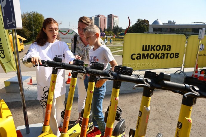 Жители столицы до конца сентября могут посетить тренировки в самокат-школах «Московских сезонов»