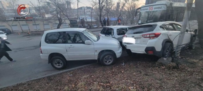 Отказали тормоза: во Владивостоке водитель автобуса устроил «замес» с тремя легковушками