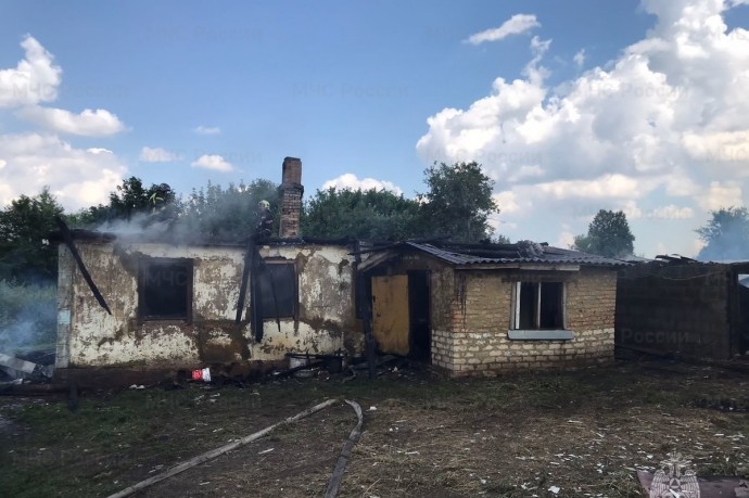 Под Орлом в деревне Шишкино загорелся жилой дом