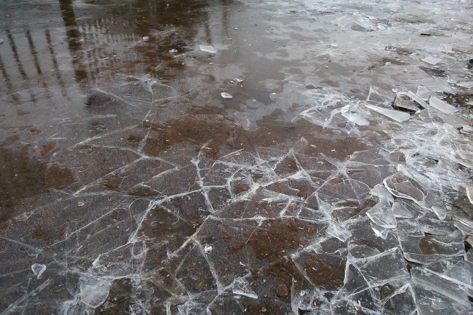 Местных жителей предупредили о тонком льде на водоемах Подмосковья